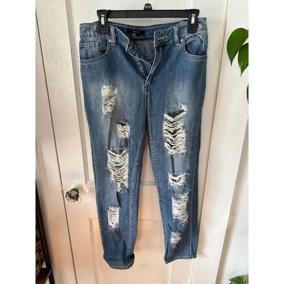 Forever21 Women’s size 26 ripped Jeans - Picture 2 of 8